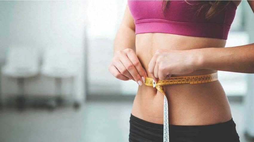 Une femme mesurant son tour de taille