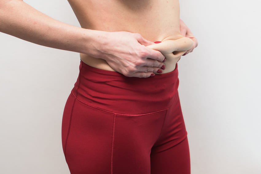 Une femme avec une bedaine