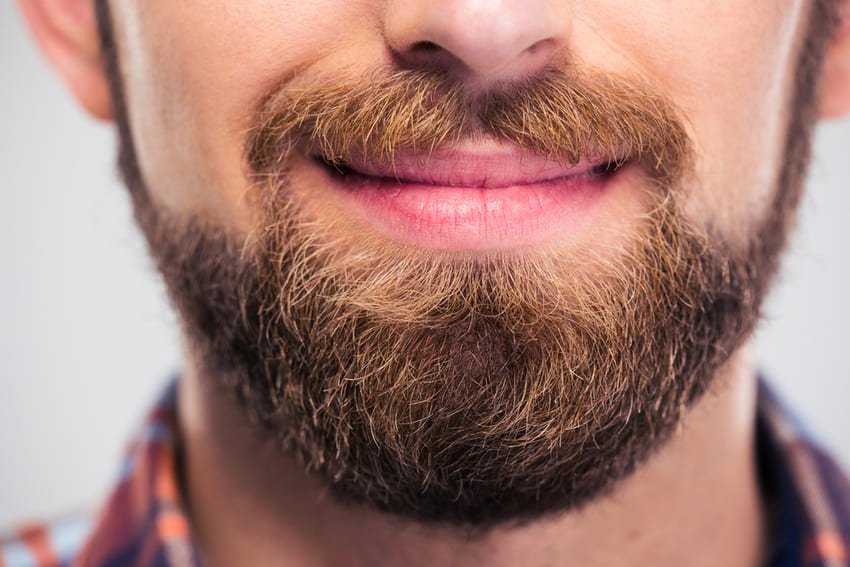 Homme avec une barbe
