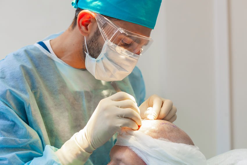 check up du chirurgien pendant la greffe de cheveux