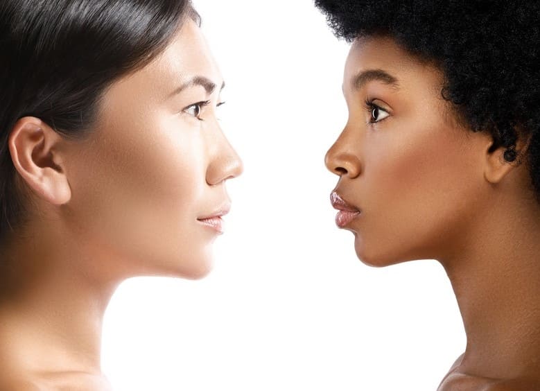 Une femme asiatique face à une femme africaine